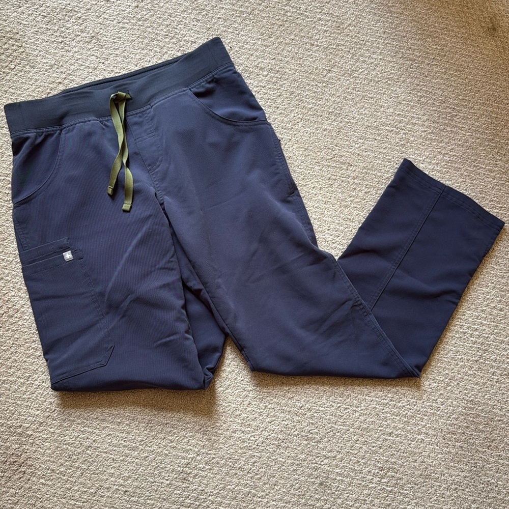 Figs women’s Kade scrub pants. Size small